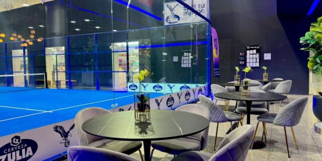 Un-terrain-de-padel-au-beau-milieu-dun-supermarche-.jpg