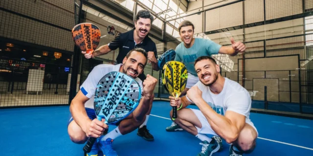 babolat_4_personer_med_bat.webp.webp