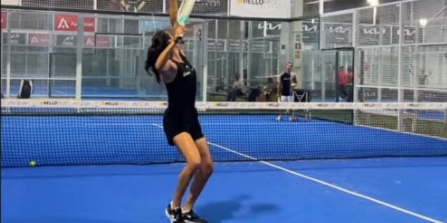 Pendant-ce-temps-la-Caroline-Garcia-sentraine-au-padel-en-toute-discretion.jpg