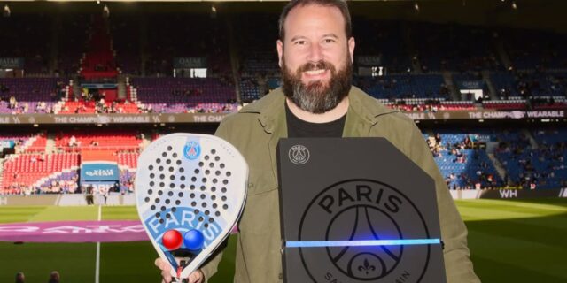 Adrien-Maigret-recoit-un-joli-clin-doeil-du-PSG-avec-une-raquette-aux-couleurs-du-club.jpg