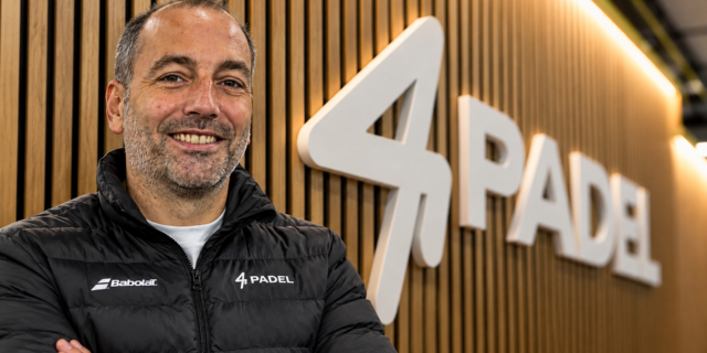 Portrait-chaleureux-devant-le-logo-4PADEL.png