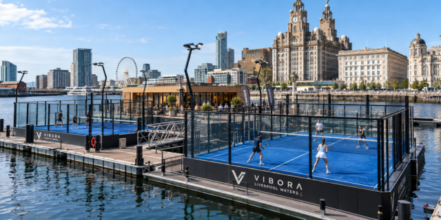 Terrains-de-padel-flottants-a-Liverpool.png